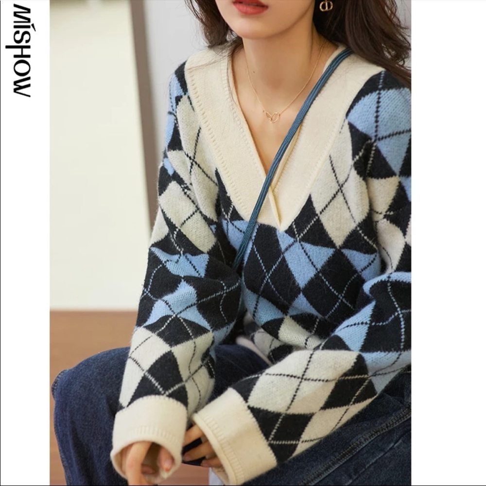 Retro v-neck sweater【NWT】